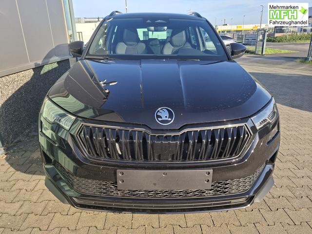 Skoda Karoq Sportline 1.5 TSI 150PS DSG, SCHWARZ-MET, 5JGARANTIE, AHK SCHWENKBAR, 19" ALU SAGITARIUS, BEHEIZTE FRONTSCHEIBE, SITZHEIZUNG, MATRIX-LED, Elektr. Heckklappe, Virtual Cockpit 10", Climatronic, NAVI, ACC, Parksensoren v/h, R&uuml;ckfahrkamera, Dachreling, PRIVACY-GLAS 