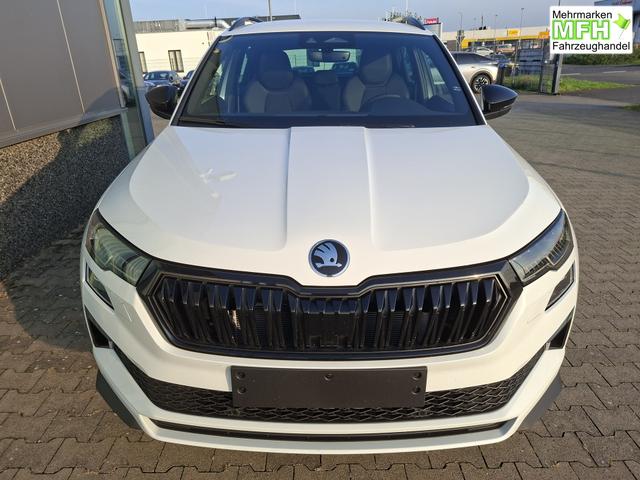 Skoda Karoq Sportline 1.5 TSI 150PS DSG, WEISS-MET, 5JGARANTIE, AHK SCHWENKBAR, 19" ALU SAGITARIUS, BEHEIZTE FRONTSCHEIBE, SITZHEIZUNG, MATRIX-LED, Elektr. Heckklappe, Virtual Cockpit 10", Climatronic, NAVI, ACC, Parksensoren v/h, R&uuml;ckfahrkamera, Dachreling, PRIVACY-GLAS 