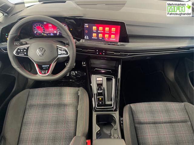 Volkswagen / Golf / Schwarz / / / DSG AHK+Pano+Sitzheizung vo+hi