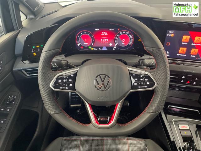 Volkswagen / Golf / Schwarz / / / DSG AHK+Pano+Sitzheizung vo+hi