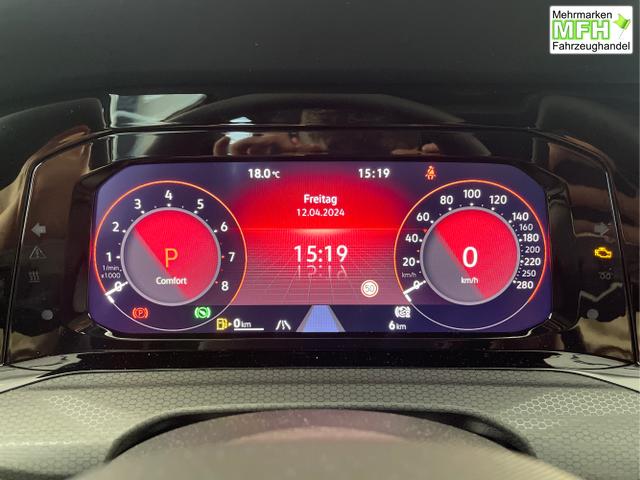 Volkswagen / Golf / Schwarz / / / DSG AHK+Pano+Sitzheizung vo+hi