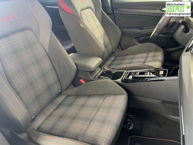 Volkswagen / Golf / Schwarz / / / DSG AHK+Pano+Sitzheizung vo+hi