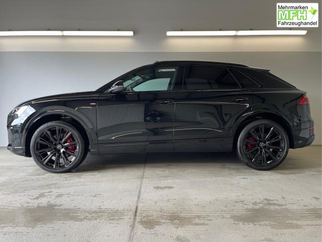 Audi / Q8 / Schwarz / / / S line STHZ+Pano+AHK+HUD