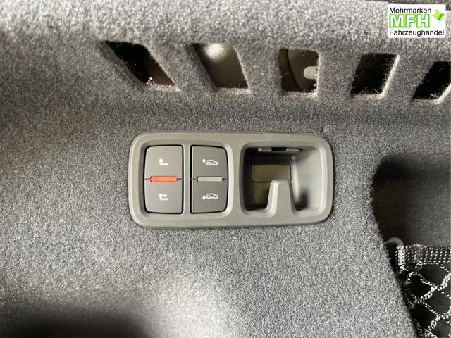 Audi / Q8 / Schwarz / / / S line STHZ+Pano+AHK+HUD