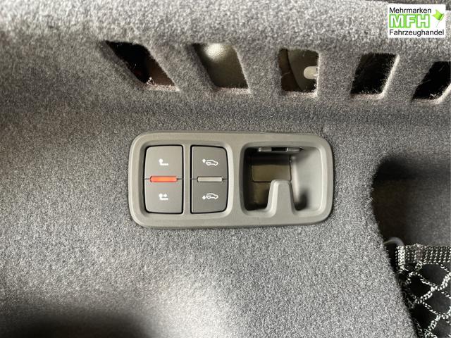 Audi / Q8 / Schwarz / / / S line STHZ+Pano+AHK+HUD