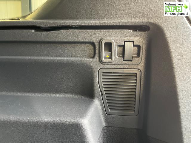 Volkswagen / Touran / Schwarz / / / 7Si+IQ.Light+TrailerAss+Cam