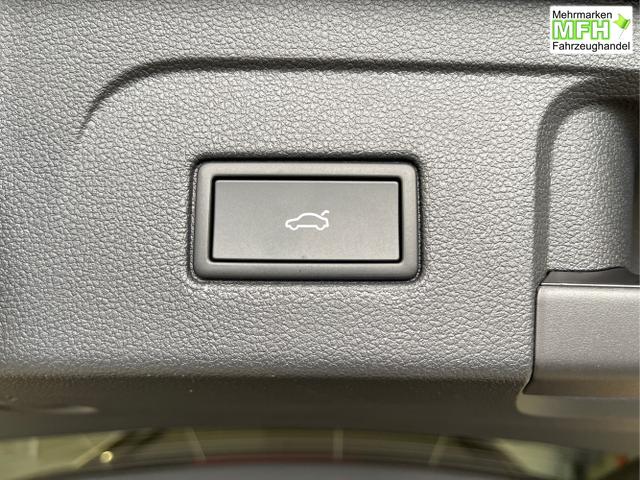 Volkswagen / Touran / Schwarz / / / 7Si+IQ.Light+TrailerAss+Cam