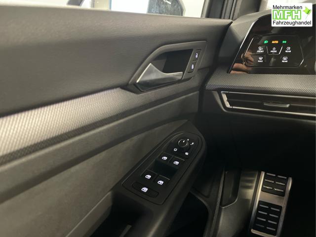 Volkswagen / Golf / Schwarz / / / 150PS DSG+Black Style