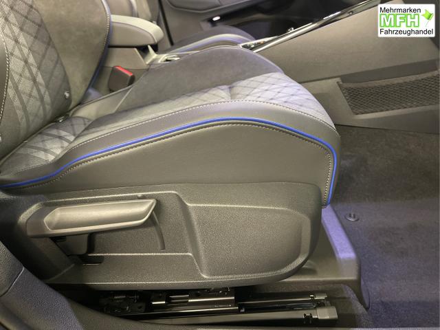 Volkswagen / Golf / Schwarz / / / 150PS DSG+Black Style