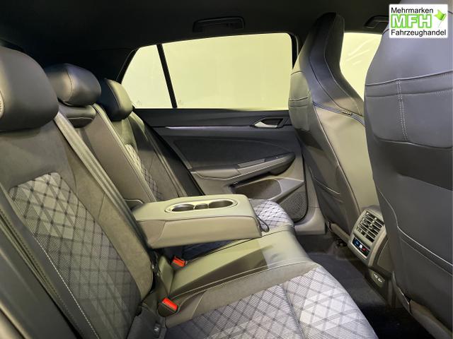 Volkswagen / Golf / Schwarz / / / 150PS DSG+Black Style