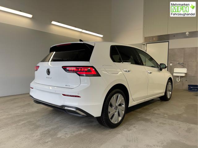 Volkswagen / Golf / Wei&szlig; / / / 1.5 eHybrid 150kW/204PS DSG IQ.Light+Navi+Travel Assist+HUD+Winterpaket