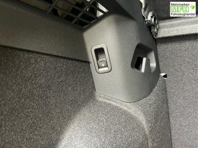 Volkswagen / Golf / Schwarz / / / 1.5 eHybrid 150kW/204PS DSG IQ.Light+Navi+Travel Assist+HUD+Winterpaket