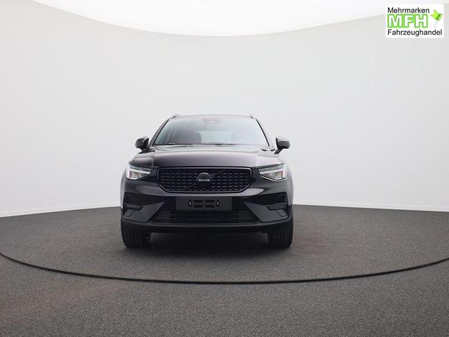 Volvo XC40 2.0 Black Edition Plus B4 Mild-Hybrid 197PS Automatik elektr. PanoDach R&uuml;ckf.Kamera PDC v+h ACC el.Heckklappe Harma/Kadon-Sound Klimaautomatik Sitzheizung Lenkradheizung Apple CarPlay Android Auto 20-LM 