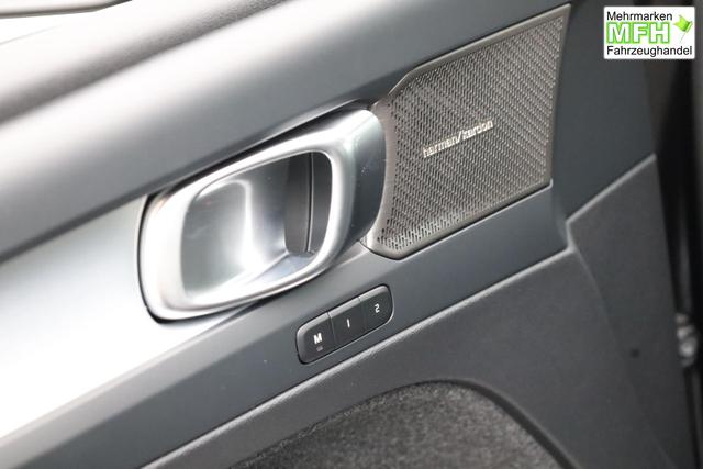 Volvo XC40 2.0 Black Edition Plus B4 Mild-Hybrid 197PS Automatik elektr. PanoDach R&uuml;ckf.Kamera PDC v+h ACC el.Heckklappe Harma/Kadon-Sound Klimaautomatik Sitzheizung Lenkradheizung Apple CarPlay Android Auto 20-LM 