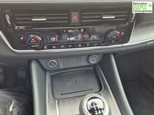 Nissan Qashqai 1.3 DIG-T MHEV 140PS Tekna Voll-Leder Klimaautomatik PanoGlasdach Sitzheizung Lenkradheizung Navi Head-Up Display elektr. Heckklappe ACC PDC v+h 360&deg;Kamera DAB Bluetooth Touchscreen Apple CarPlay Android Auto 19"LM 