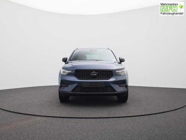 Volvo XC40 2.0 Black Edition Plus B4 Mild-Hybrid 197PS Automatik elektr. PanoDach R&uuml;ckf.Kamera PDC v+h ACC el.Heckklappe Harman/Kardon-Sound Klimaautomatik Sitzheizung Lenkradheizung Apple CarPlay Android Auto 20-LM 