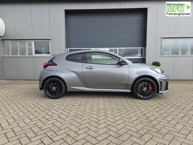 Toyota GR Yaris 1.6 Turbo 280PS Automatik 4x4 High Performance Klimaautomatik Lenkradheizung Sitzheizung JBL Premiumsound Navi Bluetooth DAB Apple CarPlay Android Auto2x Keyless ACC R&uuml;ckf.Kamera PDC v+h 18-LM 