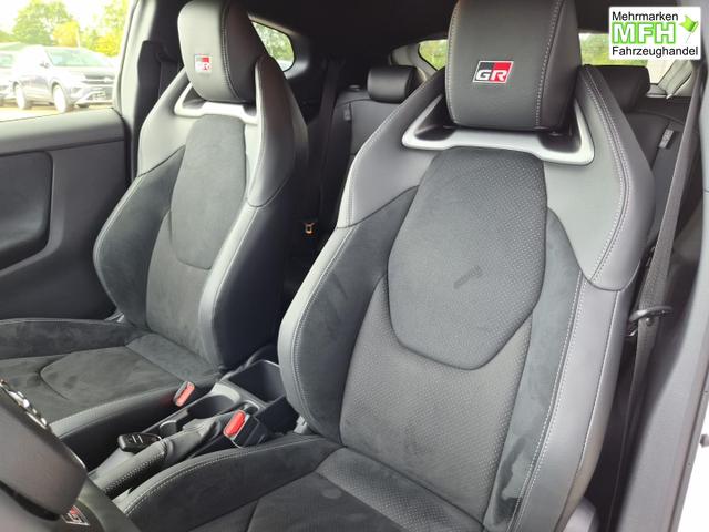 Toyota GR Yaris 1.6 Turbo 280PS Automatik 4x4 High Performance BBS Felgen Klimaautomatik Lenkradheizung Sitzheizung JBL Premiumsound Navi Bluetooth DAB Apple CarPlay Android Auto2x Keyless ACC R&uuml;ckf.Kamera PDC v+h 18-LM 