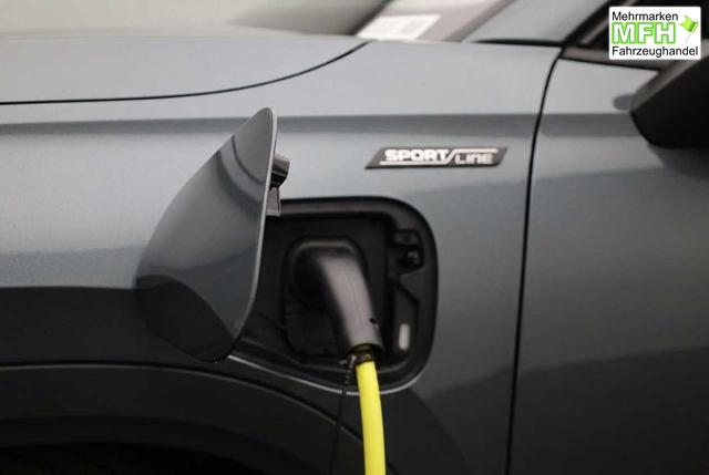 Skoda Kodiaq Sportline 1.5 TSI 204PS PHEV DSG Sitzheizung v+h Frontscheibe beheizb. 20"LM schwenkb. AHK elektr. PanoDach Alcantara PDC R&uuml;ckf.Kamera Klimaautomatik Lenkradheizung Navi Apple CarPlay Android Auto 2xKeyless vollelektr. Reichweite 116KM 