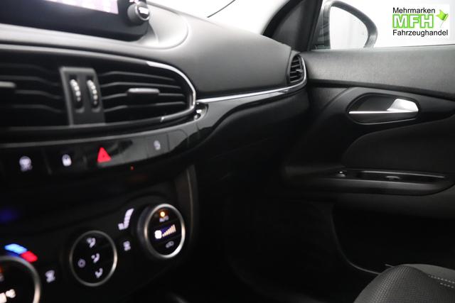 Tipo 5-T&uuml;rer MY22 TIPO 5-T&uuml;rer City Life 1.0 74kW (100PS)695 - Colosseo Grau 645 - Stoff Schwarz "316 R&uuml;ckfahrkamera mit dynamischen F&uuml;hrungslinien 3A4 Sicherheits-Plus-Paket 3A5 Convenience Plus-Paket 3B4 Style-Paket 452 Sitzheizung vorn 5DR Colosseo Grau ja laut RE 21.10 fb 7QC Uconnect&trade; NAV Navigationssystem und digitalem Audioempfang DAB+"