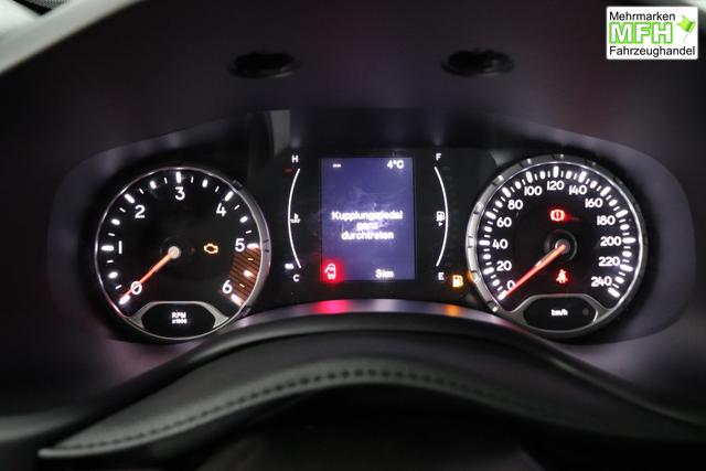 Jeep Renegade 1.6 Multijet 16V Longitude Diesel 1598 96 kW470 Bikini Metallic Stoff schwarz "8F6 Reifen-Reparatur-Set (Kit Fix&Go) Business-Paket Longitude 070 Stark abgedunkelte Heckscheibe und Seitenscheiben hinten Bikini Metallic", Beispielbilder, ggf. teilweise mit Sonderausstattung