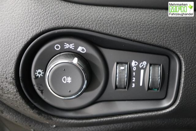 Jeep Renegade 1.5 T4 DCT7 e-Hybrid Longitude 503 Sting Grey 015 Stoff Schwarz "8CZ Sting Grey Business-Paket Longitude: Uconnect Smartouch 8.4 mit 8,4""-Touchscreen, Navigationssystem, Bluetooth, AUX-IN-und USB sowie DAB, Apple CarPlay&Android Auto und LIVE Services, Fahrersitz mit elektr. Lordosenst&uuml;tze 2-fach verstellbar" 1469 96 kW