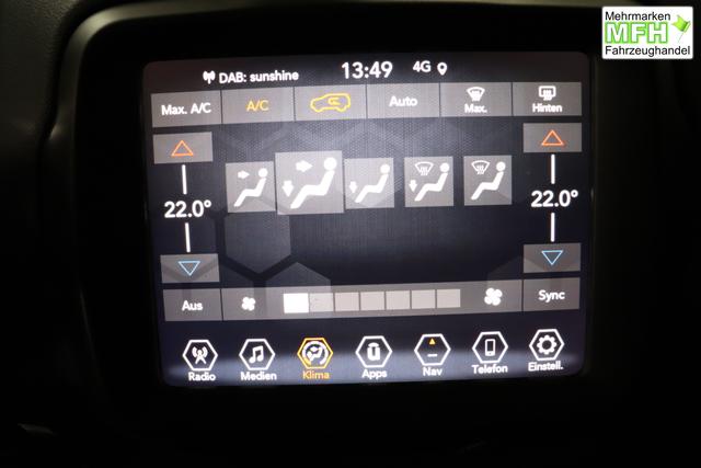 Jeep Renegade 1.6 Multijet 16V Longitude Diesel 1598 96 kW435 Blue Shade 015 Stoff schwarz "8F6 Reifen-Reparatur-Set (Kit Fix&Go) Business-Paket Longitude 070 Stark abgedunkelte Heckscheibe und Seitenscheiben hinten Blue Shade", Beispielbilder, ggf. teilweise mit Sonderausstattung