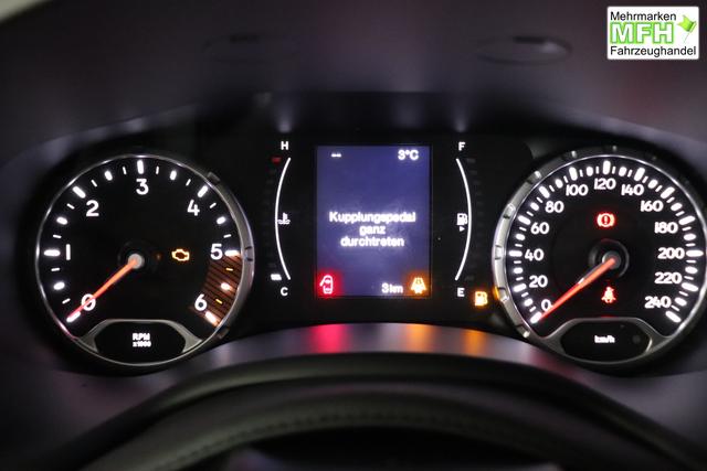 Jeep Renegade 1.6 Multijet 16V Longitude Diesel 1598 96 kW435 Blue Shade 015 Stoff schwarz "8F6 Reifen-Reparatur-Set (Kit Fix&Go) Business-Paket Longitude 070 Stark abgedunkelte Heckscheibe und Seitenscheiben hinten Blue Shade", Beispielbilder, ggf. teilweise mit Sonderausstattung