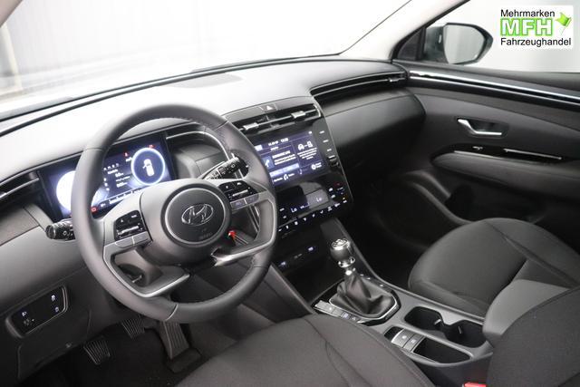Hyundai Tucson 1.6 T-GDI 6MT 2WD Family MY23 110kW Polar White Sitzpolsterung in Stoff Schwarz