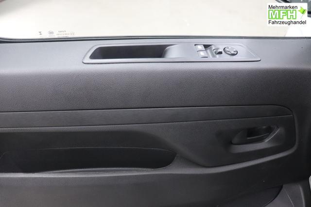 Scudo Scudo Kastenwagen L3 2.0 145 MT6 Kastenwagen549 - WEISS 969 - Standard Sitze "2QC Multifunktionale Beifahrersitzbank ""Eat and Work"" 3OM verst&auml;rktes LED Licht im Laderaum 7ET Komforttrennwand Verglast Mit Kleiderhaken A04 Paket ""Assist"" A06 Paket ""Worksite"" CKD Holzboden Laderaum 9mm Mit Antirutschbeschichtung, Inkl. Sei"