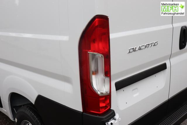 Fiat Professional Ducato series 9 35 L4H2 Kawa verblecht 140 MJT Euro-6D-Final MT 549 - Ducato Wei&szlig; "076 Sitzbezug Schwarz mit Ducato-Logo auf Kopfst&uuml;tze" "502 Beifahrerairbag f&uuml;r Beifahrerdoppelsitz 5W3 Paket ""Techno Nav"" 5W6 Paket ""Visibility"" 5YJ Paket ""City"" 619 Heckfl&uuml;gelt&uuml;ren 260 Grad &Ouml;ffnung (Bei Auswahl Opt. 619 i.V.m. 519.muss Opt. 029 mitbestellt werd 6JA Starre Anh&auml;ngerkupplung 835 Ablagefach im Dach (Serie bei Maxi 40 + Doka) 92P Kraftstofftank 75 Liter JKU 230-Volt-Steckdose an der Mittelkonsole 077 verst&auml;rkte Federn hinten SERIE"
