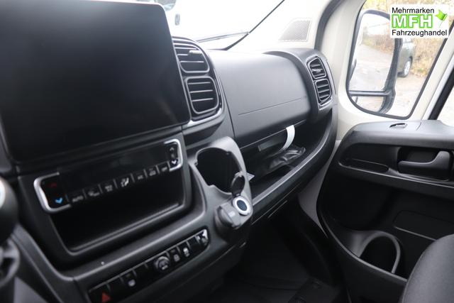 Fiat Professional Ducato series 9 35 L4H2 Kawa verblecht 140 MJT Euro-6D-Final MT 549 - Ducato Wei&szlig; "076 Sitzbezug Schwarz mit Ducato-Logo auf Kopfst&uuml;tze" "502 Beifahrerairbag f&uuml;r Beifahrerdoppelsitz 5W3 Paket ""Techno Nav"" 5W6 Paket ""Visibility"" 5YJ Paket ""City"" 619 Heckfl&uuml;gelt&uuml;ren 260 Grad &Ouml;ffnung (Bei Auswahl Opt. 619 i.V.m. 519.muss Opt. 029 mitbestellt werd 6JA Starre Anh&auml;ngerkupplung 835 Ablagefach im Dach (Serie bei Maxi 40 + Doka) 92P Kraftstofftank 75 Liter JKU 230-Volt-Steckdose an der Mittelkonsole 077 verst&auml;rkte Federn hinten SERIE"