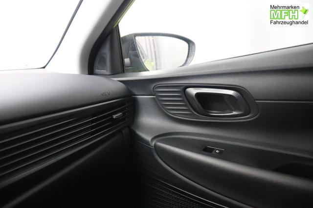 Hyundai i20 Family 1.0 T-GDI 73 kW (100 PS) Navigationssystem, Klimaautomatik, Sitzheizung, Lenkradheizung, Radio mit DAB, Apple CarPlay & Android Auto, Rückfahrkamera, Einparkhilfe hinten, Lichtsensor, Spurassistent, Fernlichtassistent, Verkehrszeichenassistent uvm. 