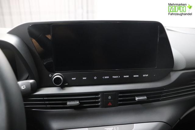 Hyundai i20 Family 1.0 T-GDI 73 kW (100 PS) Navigationssystem, Klimaautomatik, Sitzheizung, Lenkradheizung, Radio mit DAB, Apple CarPlay & Android Auto, Rückfahrkamera, Einparkhilfe hinten, Lichtsensor, Spurassistent, Fernlichtassistent, Verkehrszeichenassistent uvm. 