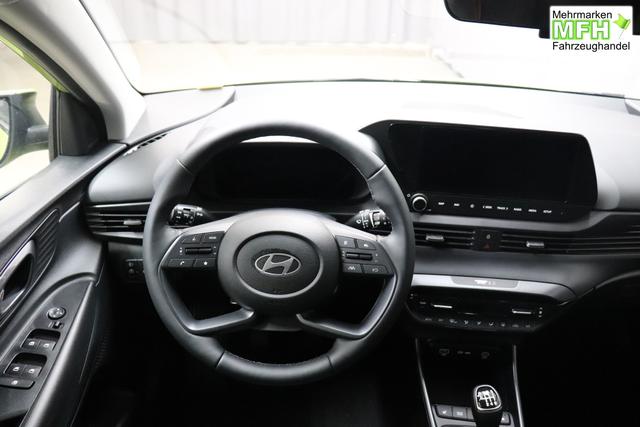 Hyundai i20 Family 1.0 T-GDI 73 kW (100 PS) Navigationssystem, Klimaautomatik, Sitzheizung, Lenkradheizung, Radio mit DAB, Apple CarPlay & Android Auto, Rückfahrkamera, Einparkhilfe hinten, Lichtsensor, Spurassistent, Fernlichtassistent, Verkehrszeichenassistent uvm. 