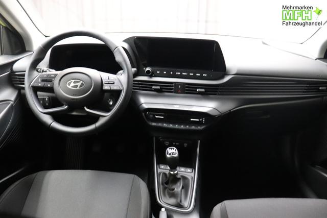 Hyundai i20 Family 1.0 T-GDI 73 kW (100 PS) Navigationssystem, Klimaautomatik, Sitzheizung, Lenkradheizung, Radio mit DAB, Apple CarPlay & Android Auto, Rückfahrkamera, Einparkhilfe hinten, Lichtsensor, Spurassistent, Fernlichtassistent, Verkehrszeichenassistent uvm. 