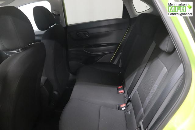 Hyundai i20 Family 1.0 T-GDI 73 kW (100 PS) Navigationssystem, Klimaautomatik, Sitzheizung, Lenkradheizung, Radio mit DAB, Apple CarPlay & Android Auto, Rückfahrkamera, Einparkhilfe hinten, Lichtsensor, Spurassistent, Fernlichtassistent, Verkehrszeichenassistent uvm. 
