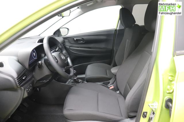 Hyundai i20 Family 1.0 T-GDI 73 kW (100 PS) Navigationssystem, Klimaautomatik, Sitzheizung, Lenkradheizung, Radio mit DAB, Apple CarPlay & Android Auto, Rückfahrkamera, Einparkhilfe hinten, Lichtsensor, Spurassistent, Fernlichtassistent, Verkehrszeichenassistent uvm. 
