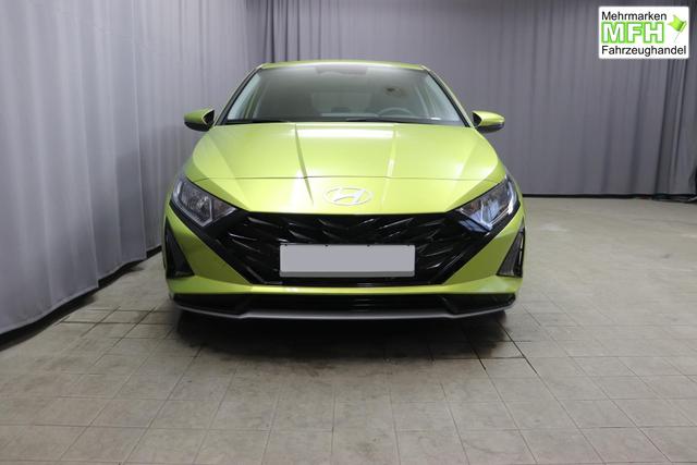Hyundai i20 Family 1.0 T-GDI 73 kW (100 PS) Navigationssystem, Klimaautomatik, Sitzheizung, Lenkradheizung, Radio mit DAB, Apple CarPlay & Android Auto, Rückfahrkamera, Einparkhilfe hinten, Lichtsensor, Spurassistent, Fernlichtassistent, Verkehrszeichenassistent uvm. 