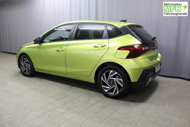 Hyundai i20 Family 1.0 T-GDI 73 kW (100 PS) Navigationssystem, Klimaautomatik, Sitzheizung, Lenkradheizung, Radio mit DAB, Apple CarPlay & Android Auto, Rückfahrkamera, Einparkhilfe hinten, Lichtsensor, Spurassistent, Fernlichtassistent, Verkehrszeichenassistent uvm. 