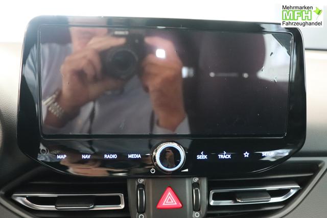 Hyundai i30 GO+ 1.0 TGDi DCT 73 kW (100 PS) Navigationssystem, Radio, DAB, Android Auto, Apple CarPlay, 2-Zonen-Klimaautomatik, Lenkradheizung, Sitzheizung, Induktionsladen des Smartphones, 17" Leichtmetallfelgen, uvm. 