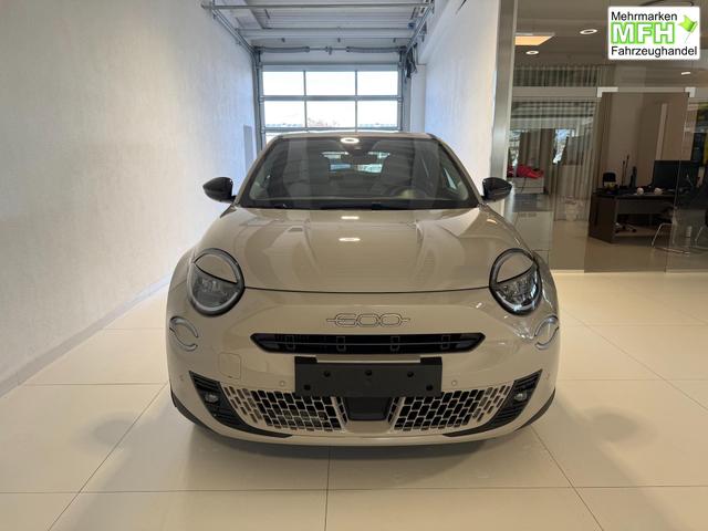 Fiat 600 Beige Vorlauf, Bei den verwendeten Bildern kann es sich um Beispielbilder handeln, ggf. teilweise mit Sonderausstattung.