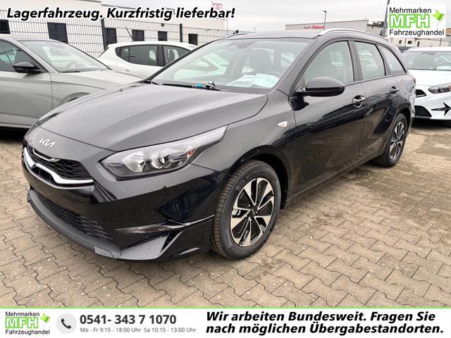 Kia Ceed Sportswagon - Spin 1.5 T-GDI 140PS 7DCT (AUTOMATIKGETRIEBE), Schwarz-Metallic, 16" Alufelgen, Klimaanlage, Winter-Paket, Navigationssystem 10,25", Parksensoren hinten, Rückfahrkamera, Tempomat, Dachreling, Beheiztes Lederlenkrad, ZV mit Fernbedienung, Reserve-Notrad