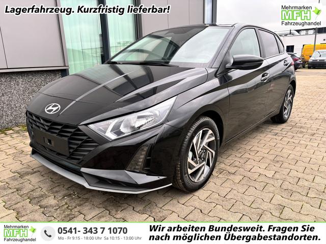 Hyundai i20 - Family 1.2i 79PS, SCHWARZ-METALLIC, 16" ALUFELGEN, 5 Jahre Garantie, WINTER-PAKET, KLIMAAUTOMATIK, Abgedunkelte Scheiben, NAVIGATION 10,25", Parksensoren hinten, Rückfahrkamera, Alarm, Lederlenkrad, Tempomat, Armlehne vorne, Reserverad