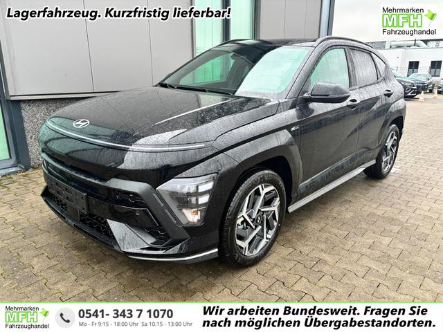 Hyundai KONA - N Line 1.6 T-GDI 150PS, Schwarz-Metallic, 18" ALU, Privacy-Glas, Winter-Paket, 2-Zonen-Klimaautomatik, Dachreling, Lederlenkrad, Tempomat, NAVIGATION 12,3", Parksensoren vorrn/hinten, R&uuml;ckfahrkamera, Alarm, LED-Scheinwerfer, Smart Key, Armlehne vorn