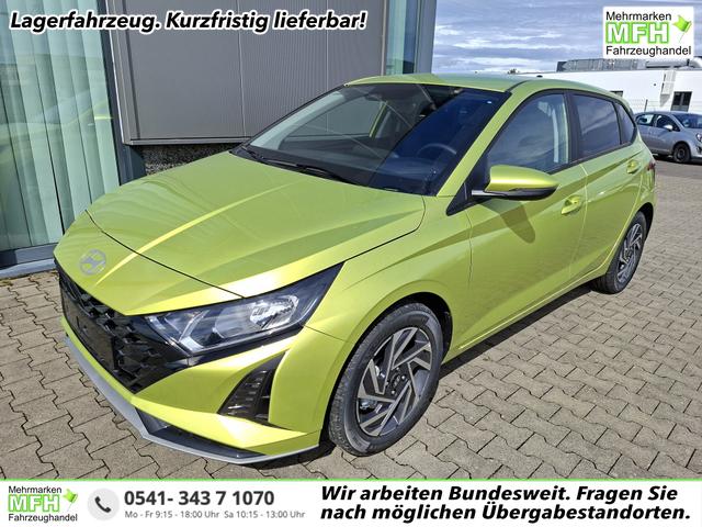 Hyundai i20 - Family 1.0 T-GDI 90PS, NAVI 10,25", LUCID-LIME Metallic, Winter-Pack: Sitzheizung + Lenkradheizung, 16" ALU, Klimaautomatik, Privacy-Glas, Parksensoren hinten, R&uuml;ckfahrkamera, Tempomat, Lederlenkrad, Reserverad, Alarm, Armlehne, 4x elektr. Fensterheber