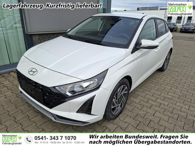 Hyundai i20 - Family 1.0 T-GDI 90PS, NAVI 10,25", Sonderfarbe ATLAS-WHITE, Winter-Pack: Sitzheizung + Lenkradheizung, 16" ALU, Klimaautomatik, Privacy-Glas, Parksensoren hinten, R&uuml;ckfahrkamera, Tempomat, Lederlenkrad, Reserverad, Alarm, Armlehne, 4x elektr. Fensterheber