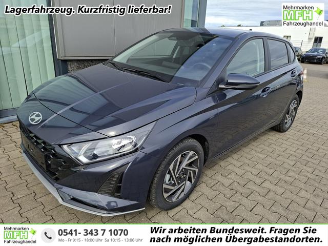 Hyundai i20 - Family 1.0 T-GDI 90PS, NAVI 10,25", AURORA-GRAU METALLIC, Winter-Pack: Sitzheizung + Lenkradheizung, 16" ALU, Klimaautomatik, Privacy-Glas, Parksensoren hinten, R&uuml;ckfahrkamera, Tempomat, Lederlenkrad, Reserverad, Alarm, Armlehne, 4x elektr. Fensterheber