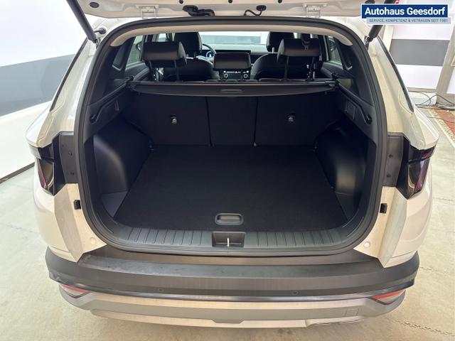 Hyundai / TUCSON FACELIFT / Weiß / / / DCT SHZ El.Heckklappe NAVI E-Shift