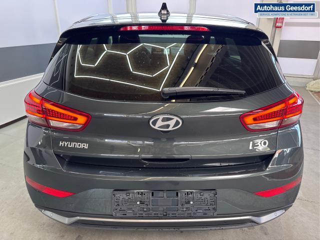 Hyundai / i30 / Grün / / / SHZ TEILLEDER SMART KEY NAVI